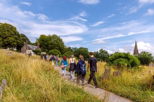 Reisegruppe auf dem Weg in die Innenstadt